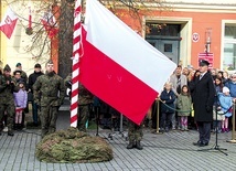 Po Eucharystii zebrani przeszli na oławski rynek, gdzie odbył się uroczysty apel z wręczeniem odznaczeń i nominacji.