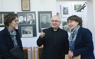 Ks. Józef Kloch i autorka, prof. Anna Pachowicz (z lewej), oraz prof. Małgorzata Pachowicz (z prawej).