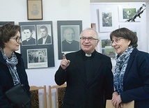 Ks. Józef Kloch i autorka, prof. Anna Pachowicz (z lewej), oraz prof. Małgorzata Pachowicz (z prawej).