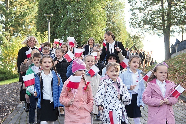 Wspólny przemarsz z kościoła do placówki na dalszą część świętowania. 