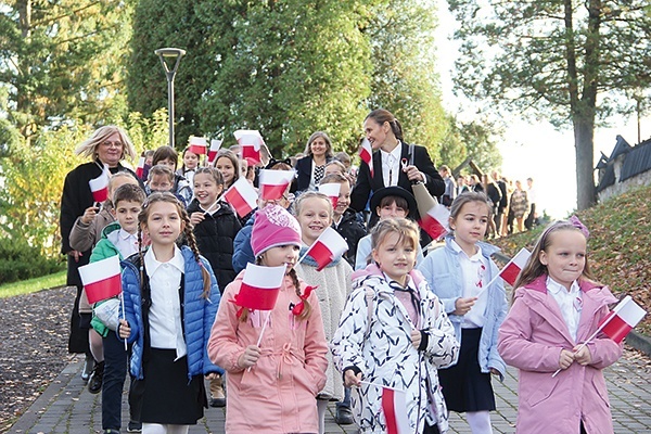 Wspólny przemarsz z kościoła do placówki na dalszą część świętowania. 