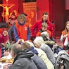Wolontariusze i ich goście w auli św. Jana Pawła II.