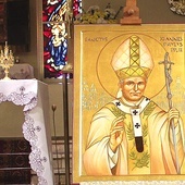 Modlitwie w kościele towarzyszyły relikwie i ikona św. Jana Pawła II. 
