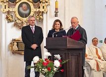 Laureaci wraz z przewodniczącym kapituły odznaczenia Antonim Szymańskim.