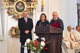 Laureaci wraz z przewodniczącym kapituły odznaczenia Antonim Szymańskim.