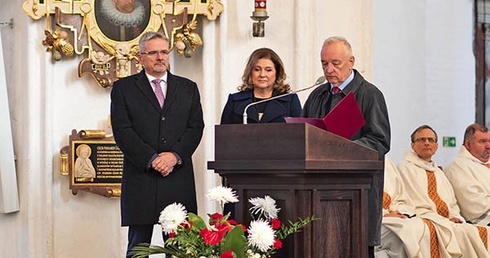 Laureaci wraz z przewodniczącym kapituły odznaczenia Antonim Szymańskim.