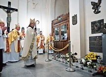 Po Eucharystii był czas na krótką wizytę przy grobie bp. Czesława Domina.