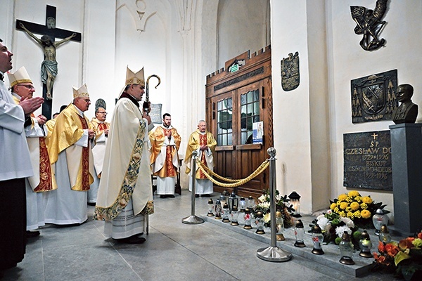 Po Eucharystii był czas na krótką wizytę przy grobie bp. Czesława Domina.