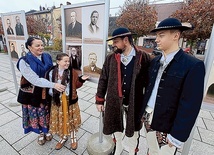 Rodzina Jana Habernego z dumą wskazuje na swojego przodka – legionistę Karola Kojsa, którego wizerunek (wraz z innymi żołnierzami) można oglądać na czarnodunajeckiej wystawie plenerowej.