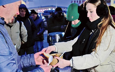 Misje święte w parafii Chrystusa Króla w Olsztynie rozpoczęły się od wspólnego posiłku z osobami bezdomnymi.