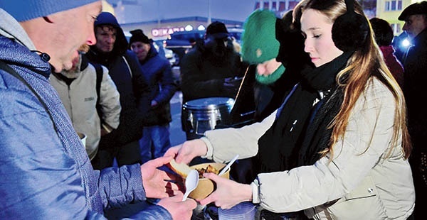 Misje święte w parafii Chrystusa Króla w Olsztynie rozpoczęły się od wspólnego posiłku z osobami bezdomnymi.