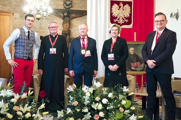 W jednej z 16 debat udział wzięli: (od lewej): Damian Szmagliński, bp Szymon Stułkowski, Janusz Paczkowski, Urszula Furtak i Witold Wybult.