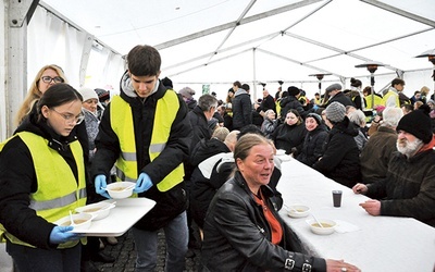 Wspólne świętowanie pod namiotem.