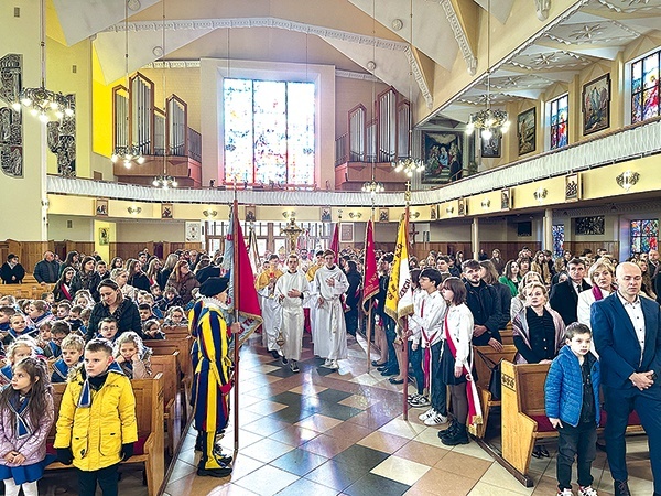 Obecnych było kilkaset przedstawicieli placówek szkolnych.