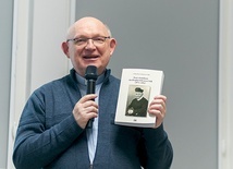O. Mirosław Grakowicz podczas prezentacji książki.