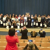 Laureaci i finaliści z organizatorami i zaproszonymi gośćmi. 