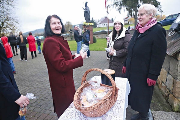  Rogale rozeszły się błyskawicznie. Z prawej Danuta Potoniec z Akcji Katolickiej.