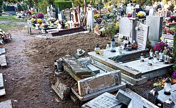 Patrioci, których zamordowano w więzieniu przy Kleczkowskiej, leżą w różnych miejscach nekropolii, także między współczesnymi grobami.