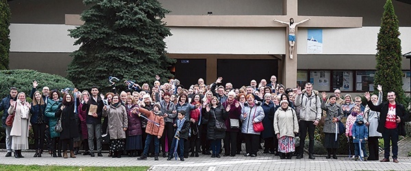 Wspólne zdjęcie po jubileuszowej Mszy św.