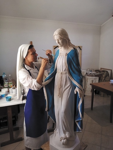 S. Monika Zawadzka rzeźbi posąg Matki Bożej