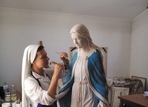 S. Monika Zawadzka rzeźbi posąg Matki Bożej