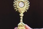 Medalik noszony na szyi przez siostry klaryski od Wieczystej Adoracji.