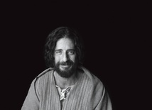 Jezus z serialu „The Chosen” („Wybrani”). W tej roli amerykański aktor Jonathan Roumie.
