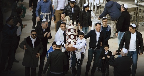 Izrael, uroczystość bar micwa, w czasie której 13-letni chłopiec przyjmuje obowiązki religijne dorosłego mężczyzny.