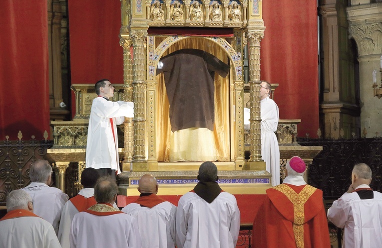 Po raz pierwszy w XXI wieku tunika Jezusa została publicznie pokazana w bazylice w Argenteuil w 2016 r.