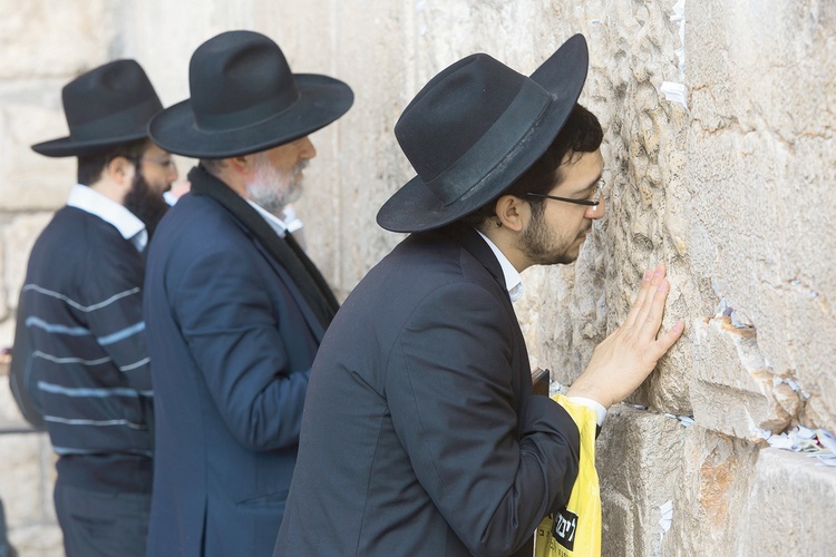 Żydzi wierzą, że Szekina, Boża obecność nie opuściła zewnętrznej ściany świątynnego muru.