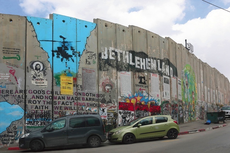 „Budujemy 350 kilometrów muru ze względów bezpieczeństwa”. „Nieprawda! To getto!” - słychać w Betlejem.