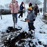 	Mimo śnieżnej aury nawet najmłodsi chętnie uczestniczyli w sadzeniu.