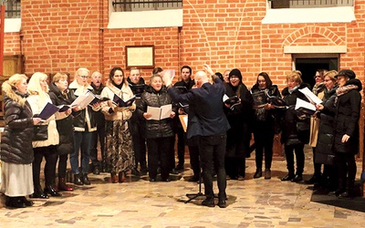 	Na uroczystości przygotowane zostały czterogłosowe śpiewy liturgiczne, które potem wykonano podczas liturgii w katedrze, m.in. „Msza tęsknoty” autorstwa Pawła Bębenka.