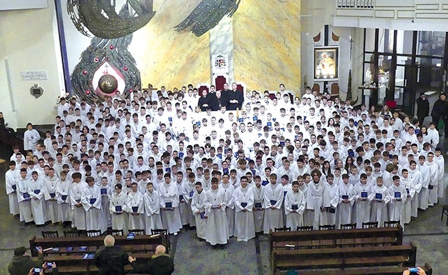 	Młodzi, którzy przyjęli błogosławieństwo, i ich duszpasterze. 