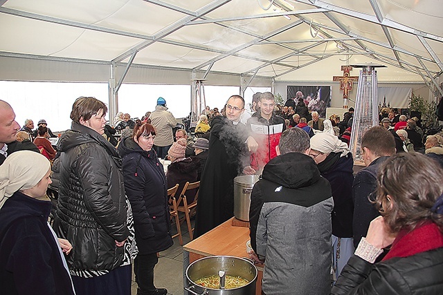 Gorący obiad i smaczny deser – tak w Koszalinie ugoszczono potrzebujących.