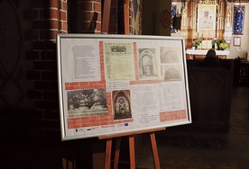 Wystawę stworzyły Maria Peczot i Elżbieta Różańska  we współpracy z kapłanami, instytucjami kultury,  archiwami i z pomocą miasta Żyrardowa.