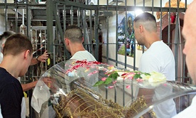Więźniowie wnoszą relikwiarz do kaplicy więziennej w ZK nr 1.