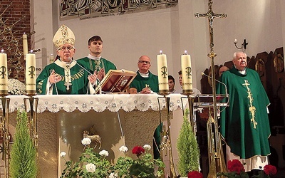 Eucharystii przewodniczył abp Wacław Depo. Pierwszy od prawej pochodzący z tej wspólnoty parafialnej ks. prał. Wojciech Szary. 