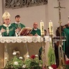 Eucharystii przewodniczył abp Wacław Depo. Pierwszy od prawej pochodzący z tej wspólnoty parafialnej ks. prał. Wojciech Szary. 