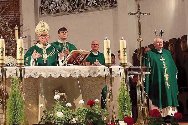 Eucharystii przewodniczył abp Wacław Depo. Pierwszy od prawej pochodzący z tej wspólnoty parafialnej ks. prał. Wojciech Szary. 