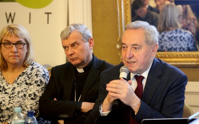 O promowaniu wśród Polaków kultury niepicia rozmawiali m.in. biskup Tadeusz Bronakowski i minister Henryk Kowalczyk.