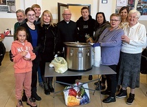 Wolontariusze z proboszczem ks. Markiem Janasem.