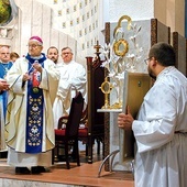 Moment poświęcenia monstrancji przez bp. Stefana Regmunta.