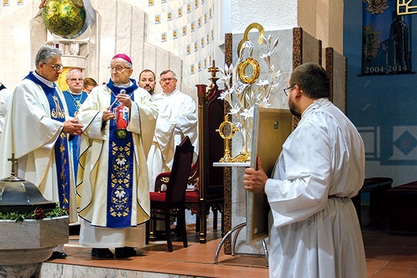 Moment poświęcenia monstrancji przez bp. Stefana Regmunta.