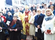 Nagrodzeni z biskupem Andrzejem Jeżem.