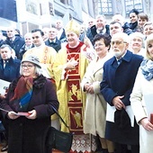 Nagrodzeni z biskupem Andrzejem Jeżem.