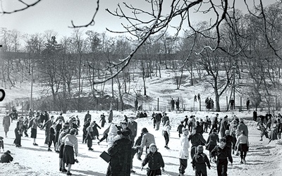 Fotografia stanowi największą część kolekcji placówki. Na zdjęciu: fragment pracy Alfreda Funkiewicza „Na ślizgawce” z lutego 1952 r. 