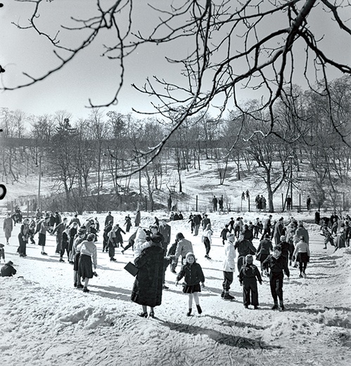 Fotografia stanowi największą część kolekcji placówki. Na zdjęciu: fragment pracy Alfreda Funkiewicza „Na ślizgawce” z lutego 1952 r. 