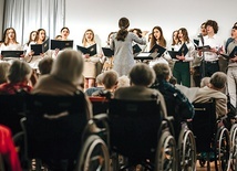 Występ chóru Batorego w Centrum Alzheimera.