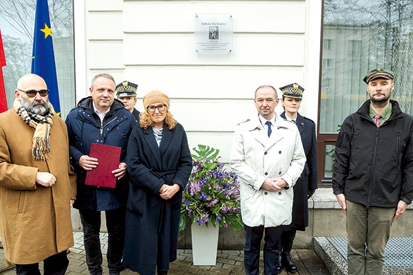 „Pisarka polskiego losu” – napisano na domu, w którym mieszkała przez 46 lat.